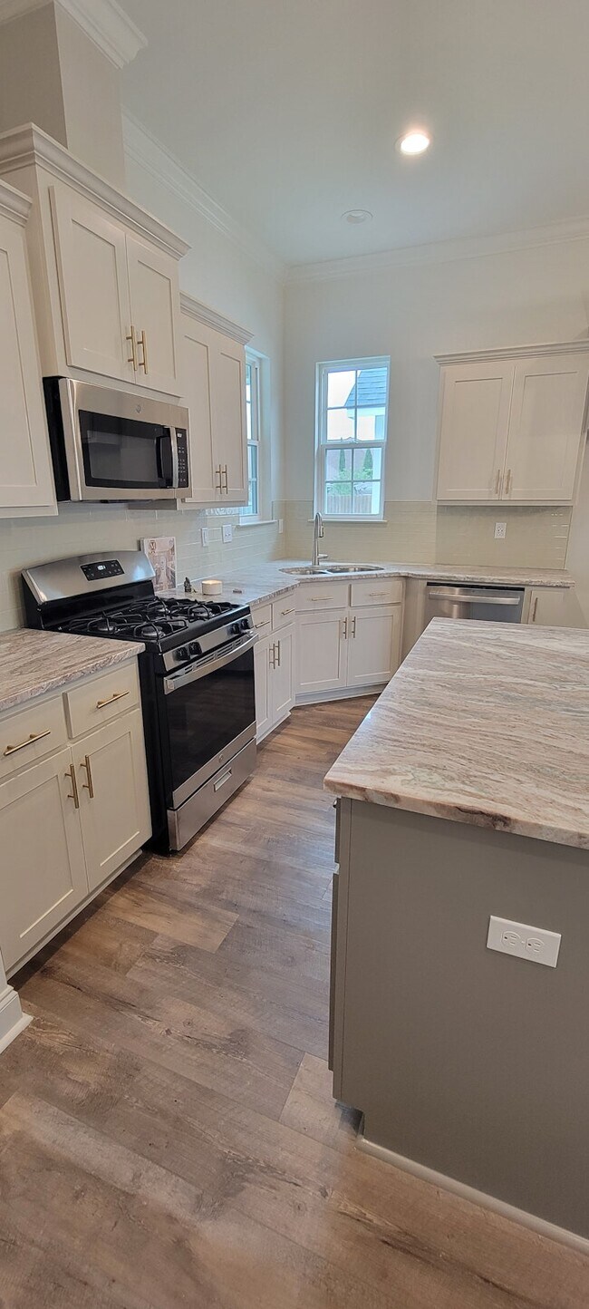 Building Photo - 204 Bennington Ln