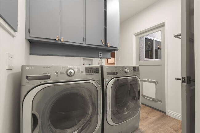 Building Photo - This beautifully updated 4-Bed, 2-Bath Hom...
