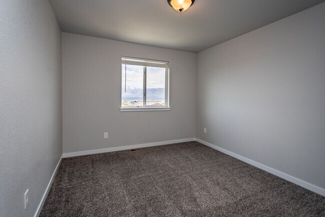 Building Photo - Spacious 5-Bedroom Home with Finished Base...