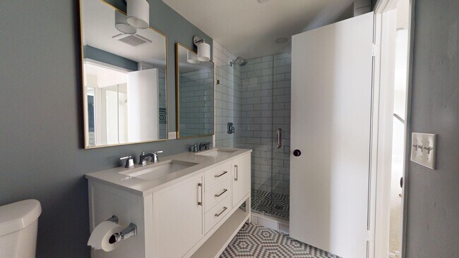 Building Photo - Beautifully Updated Spacious 3 Bed 3 Bath ...