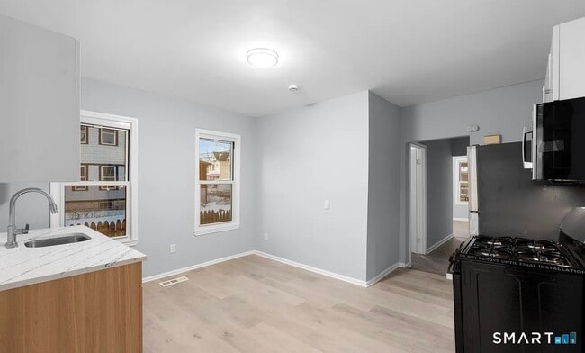 Building Photo - 303 Poplar St