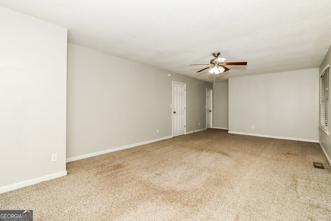 Building Photo - 2521 Country Lake Cir