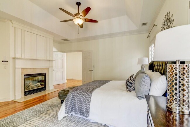 Building Photo - 704 Longleaf Dr NE
