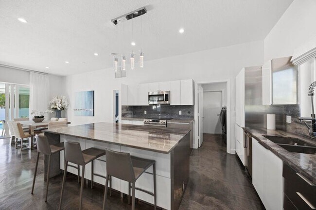 Building Photo - 930 NW 4th Ct