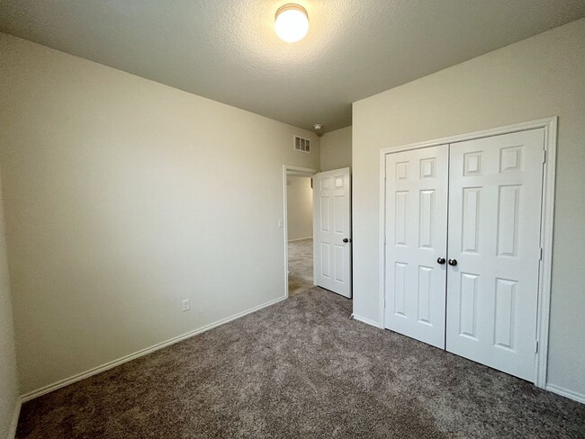 Building Photo - $300 OFF 1ST MONTH RENT IF YOU MOVE IN WIT...