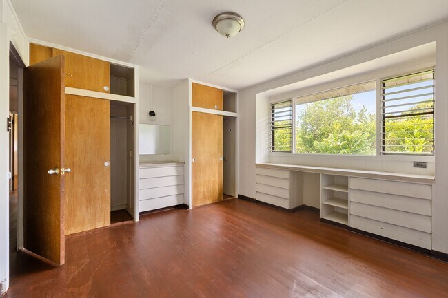 Building Photo - 3 Bed / 1.5 Bath house with carport Parking.