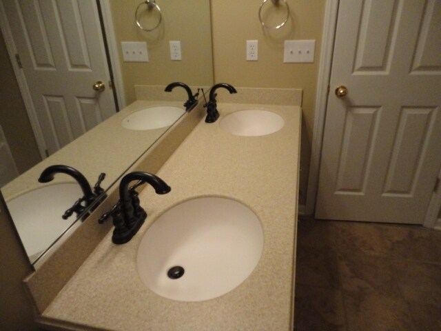 Building Photo - 2488 Somerset Place Dr