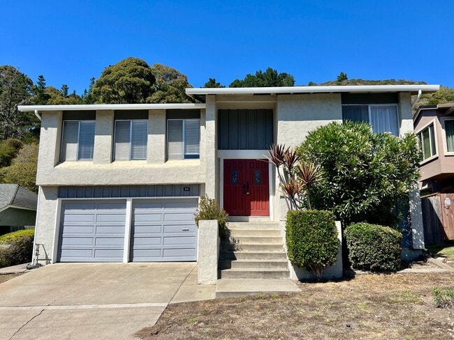 Primary Photo - Spacious 4-Bed, 3-Bath Single-Family Home ...