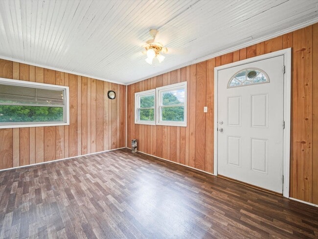 Building Photo - 4 Bedroom/2 Bath Home for Rent