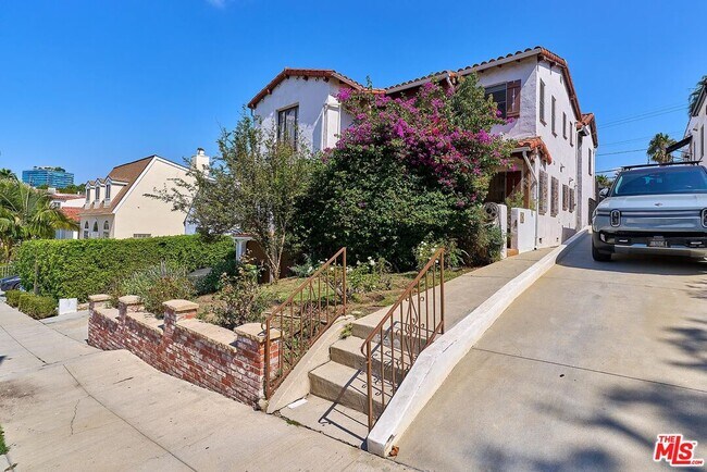 Building Photo - 918 S Stanley Ave