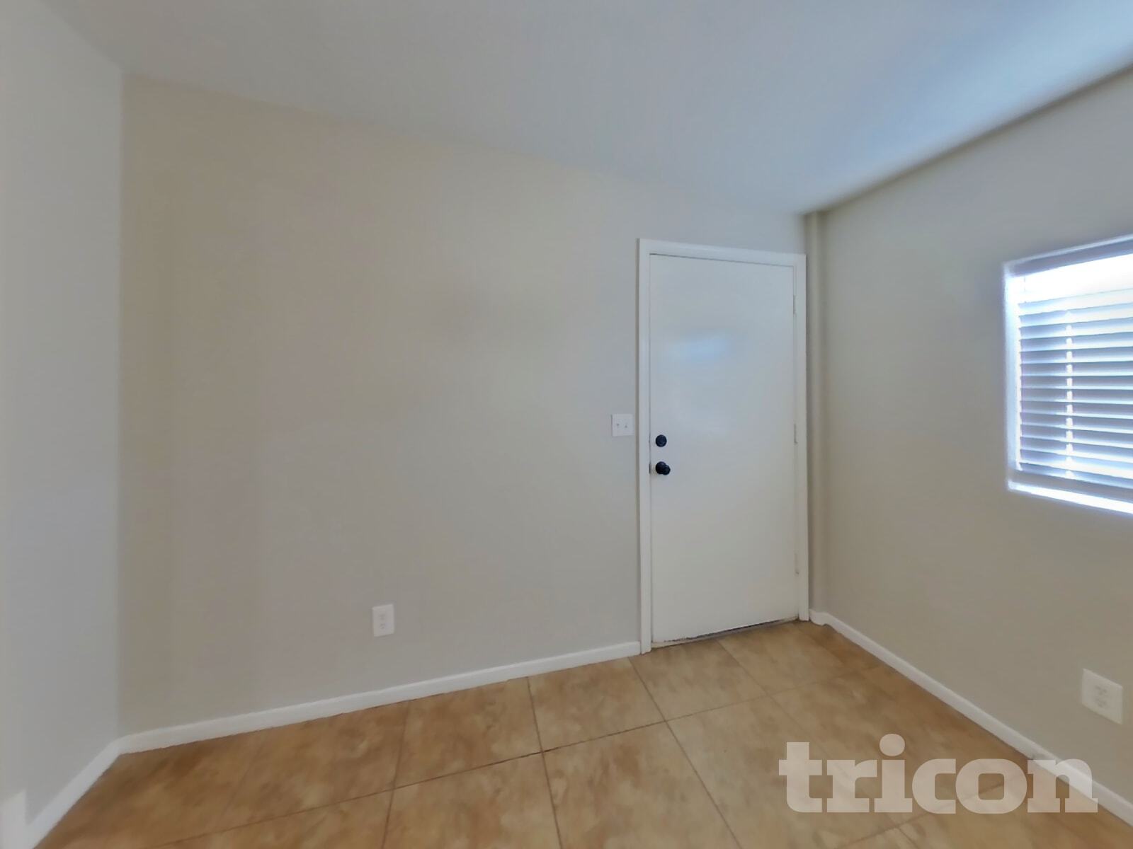 Building Photo - 1005 S Solomon