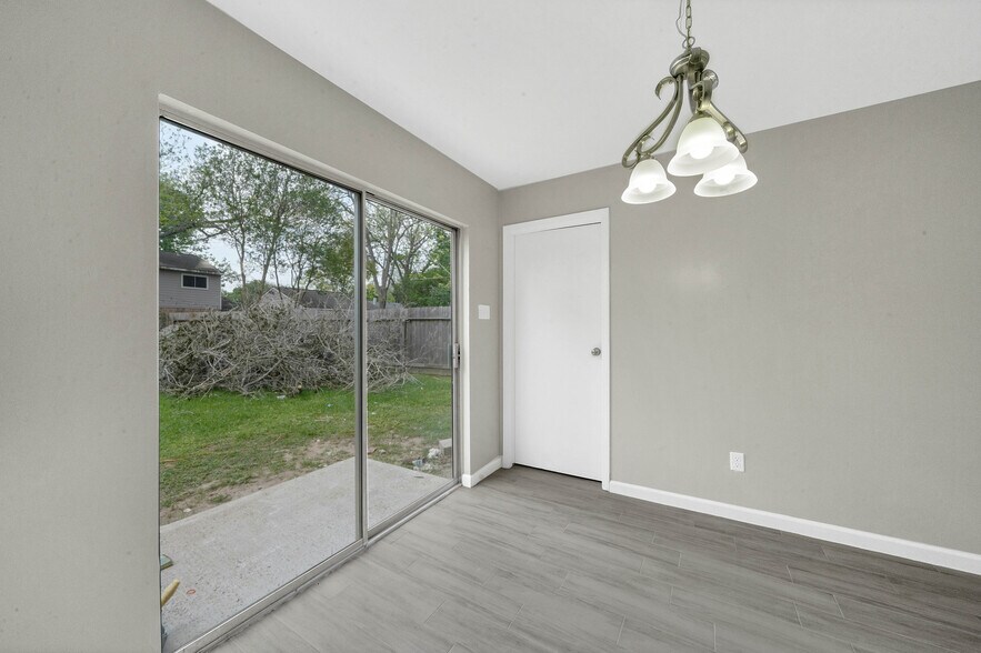 Breakfast and patio - 1211 Sand Stone Dr