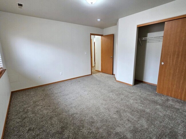 Building Photo - Open, One-Level Living- 4 Bedroom, 2.5 Bath Richland Home with Spacious Backyard