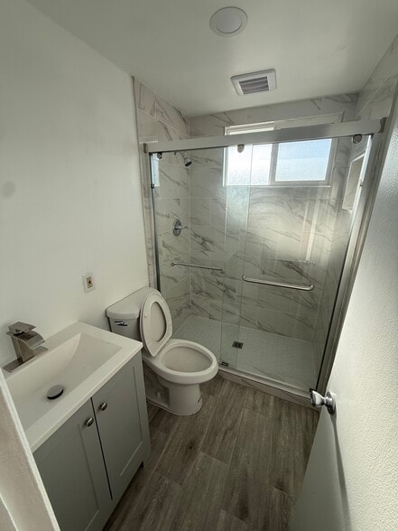 Full bathroom - 14642 Calvert St