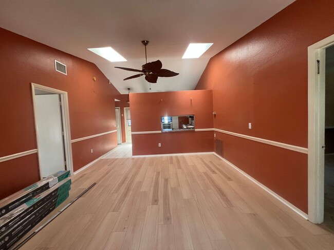 Building Photo - $1,695 ** Annual Lease ** 3 Bedroom / 2 Ba...