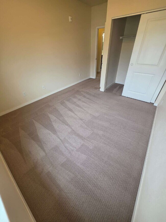 Building Photo - 2 Bedroom | 1 Bathroom 3rd Floor Apartment Available RIGHT NOW!