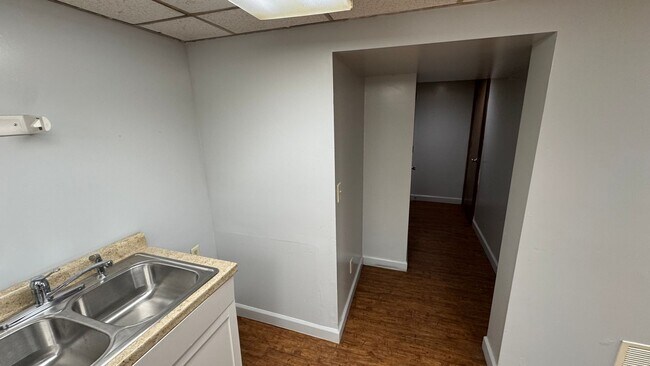 Building Photo - 525 E 47th St