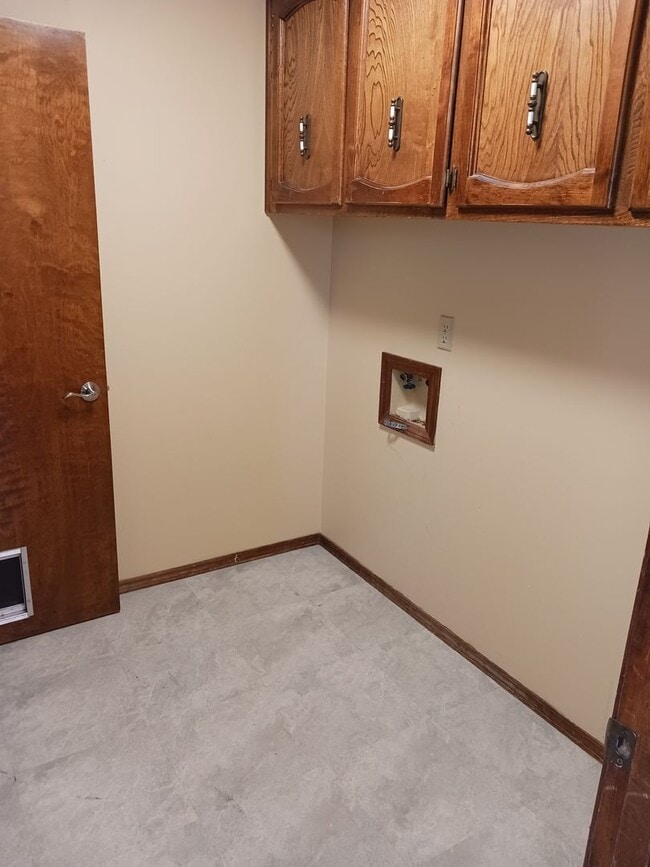 Building Photo - 708 Highland Dr