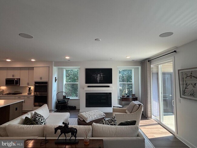 Building Photo - 5030 Longmire Wy