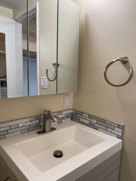 Building Photo - 924 Shorewood Dr