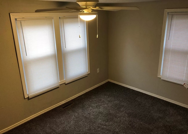 Building Photo - 3 Bedroom | 1 Bathroom Home | w/car port in drive | PET FRIENDLY