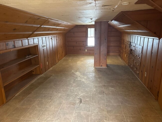 Building Photo - 3 Bedroom, 2 Bathroom updated home for $995!