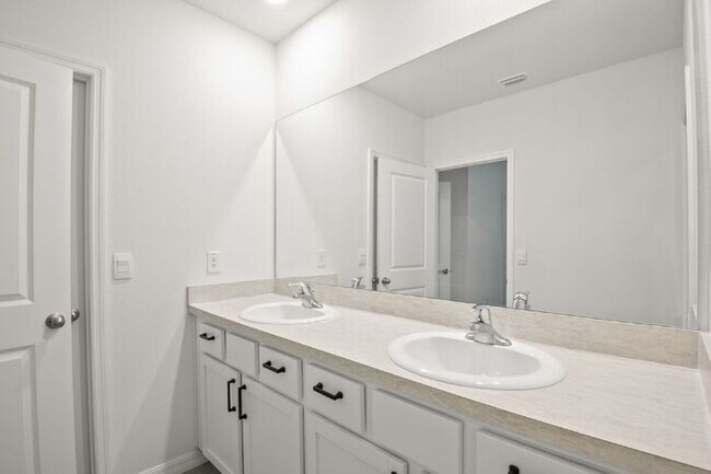 Building Photo - "Spacious 3-Bedroom Townhouse Oasis with 2.5 Baths in Serene Apollo Beach!"