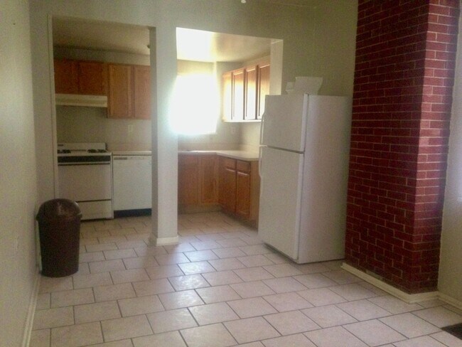 Building Photo - *** Amazing Shadyside Apartment * Walk to everything * Pet Friendly * Duplex Style Apartment * Lu...