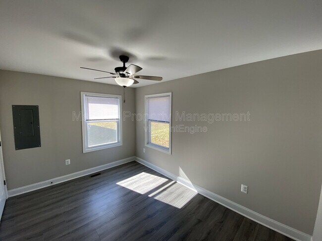 Building Photo - 77 Lakeview Dr