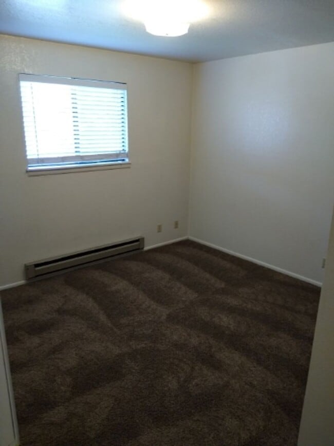 Building Photo - 2 bedroom 1 bath apartment very close to SUU!