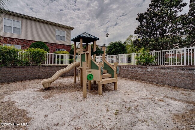 Building Photo - 2820 Bloomfield Ln