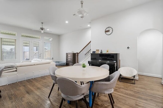 Building Photo - 3022 Maxroy St