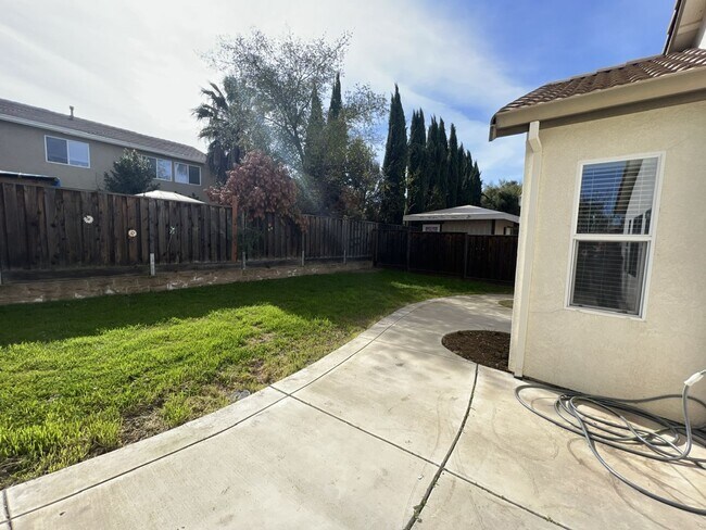 Building Photo - 4 bedroom home with 3 car garage in Patterson!