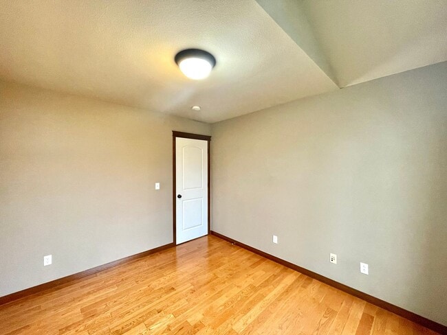 Building Photo - Spacious 4BR Home with A/C Near Alderwood Mall