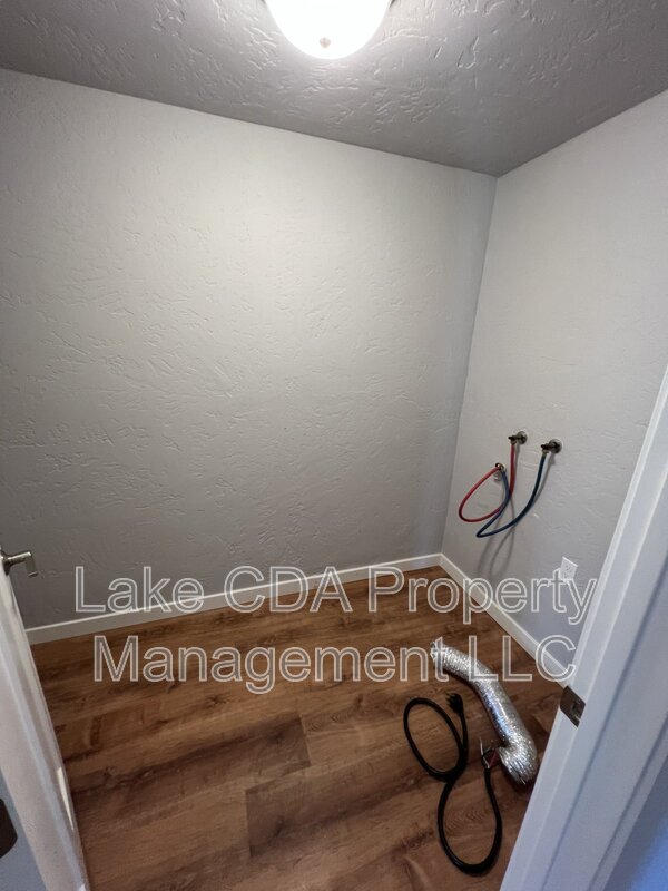 Building Photo - 1419 E Stiner Ave