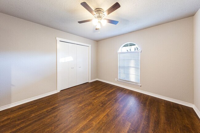 Building Photo - BEAUTIFULLY RENOVATED ONE STORY HOME IN A ...