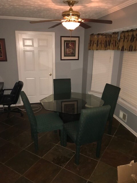 Eat-in kitchen - 250 River Trace Ct