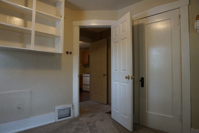 Building Photo - Bungalow/Office 2 Bedroom 2 Bath