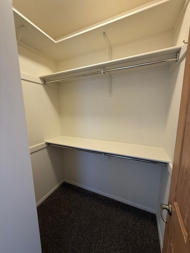 Building Photo - Beautiful 3 Bedroom/2.5 Bathroom Home Located off Roadrunner