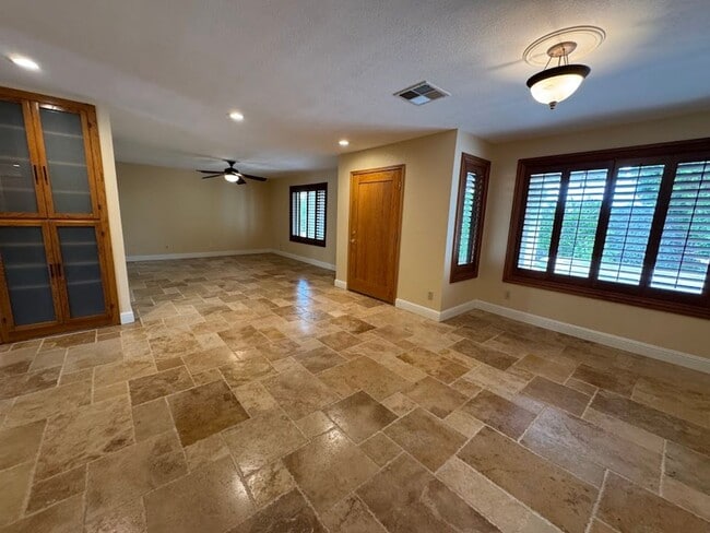 Building Photo - Modern Living Meets Outdoor Luxury in North Phoenix