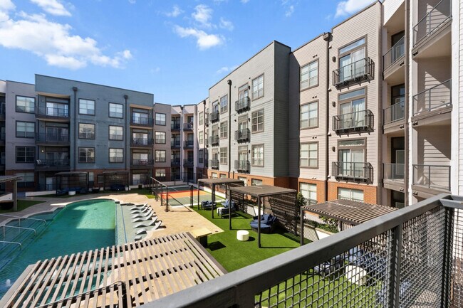 Building Photo - 264 N Walton St