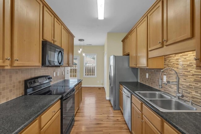 Building Photo - 69 Thornbury Dr