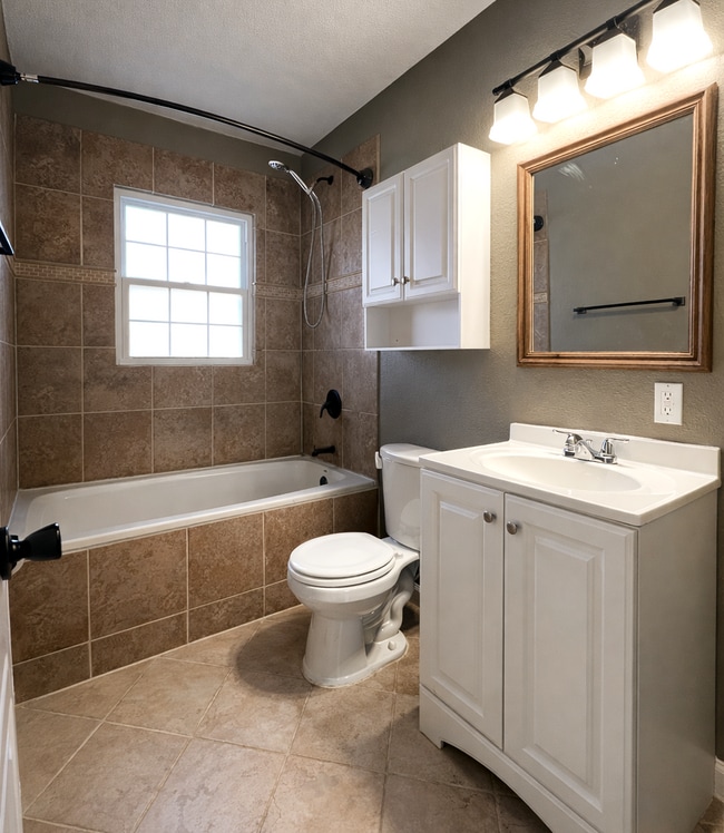 Building Photo - SEE IT NOW: Charming Home with Spacious Living, Modern Kitchen & Private Driveway in Overland Park!