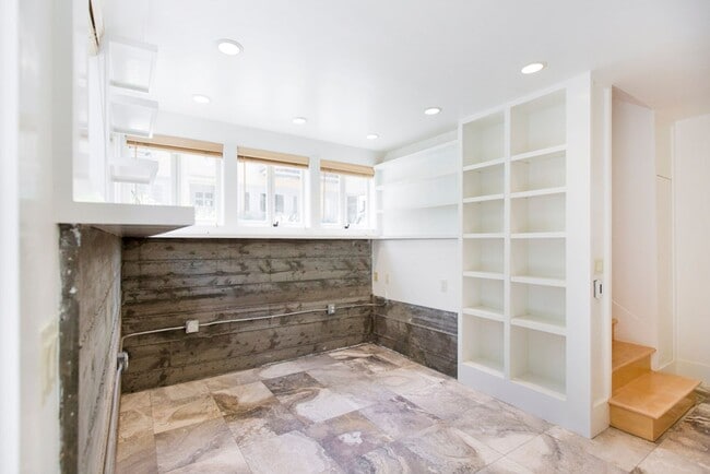 Building Photo - Sunny Apartment in Elmwood Neighborhood