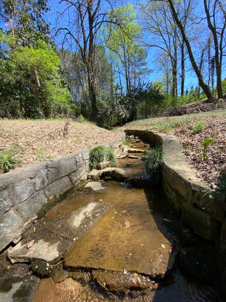 Building Photo - 2071-2073 E Roxboro Rd NE