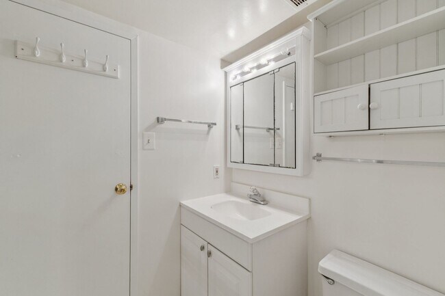 Building Photo - SPACIOUS Bright UNIT.