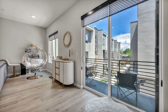Building Photo - Fully Furnished Modern Townhome with utilities included and flexible lease options available