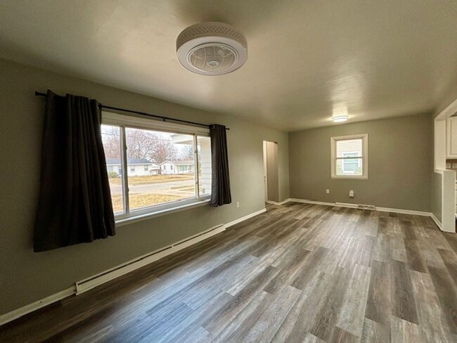 Building Photo - Immediate Move In Remodeled 2 Bed Fenced I...