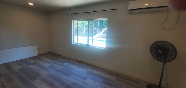Building Photo - 566 E Fernleaf Ave