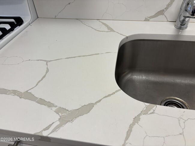 Building Photo - 528 Main St